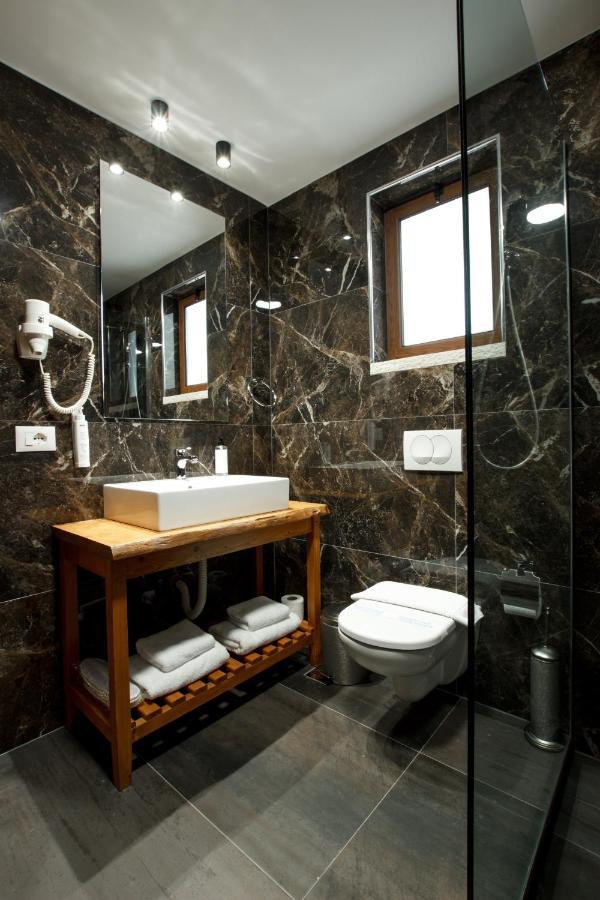 Rose Garden Hotel Gjirokastër Dış mekan fotoğraf