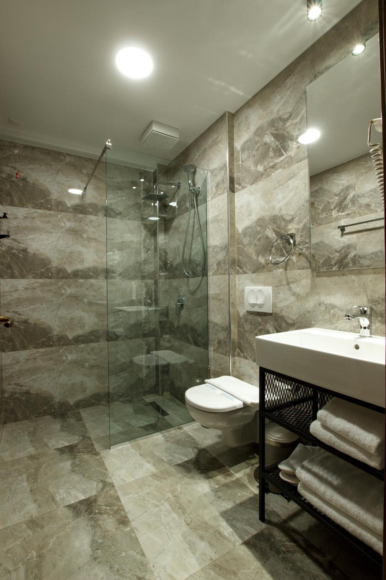 Rose Garden Hotel Gjirokastër Dış mekan fotoğraf